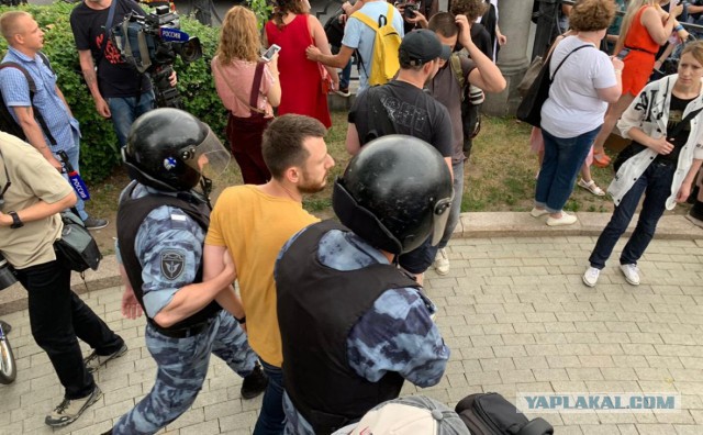 Уже более 200 человек задержали на шествии в поддержку Ивана Голунова на Чистопрудном и Цветном бульварах в Москве