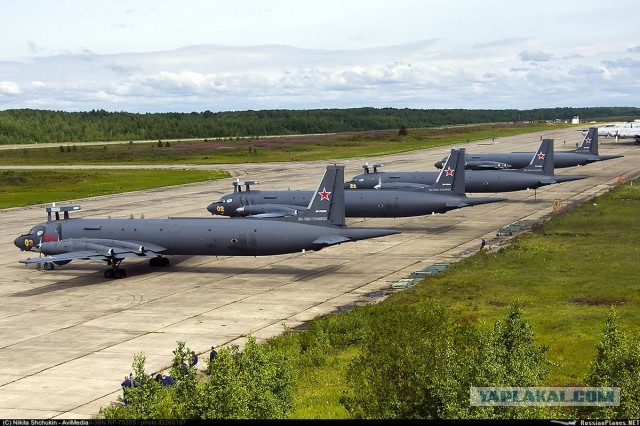 Проход на сверхнизкой высоте противолодочных самолетов Ил-38 ВМФ России