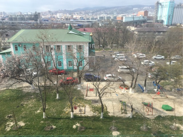 Давайте фото у кого какой вид из окна на оживленные улицы городов в настоящий момент