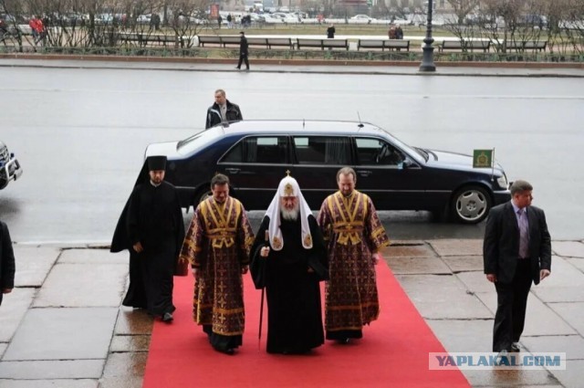 Забайкальская полиция ищет подростка, прикурившего от свечи в храме