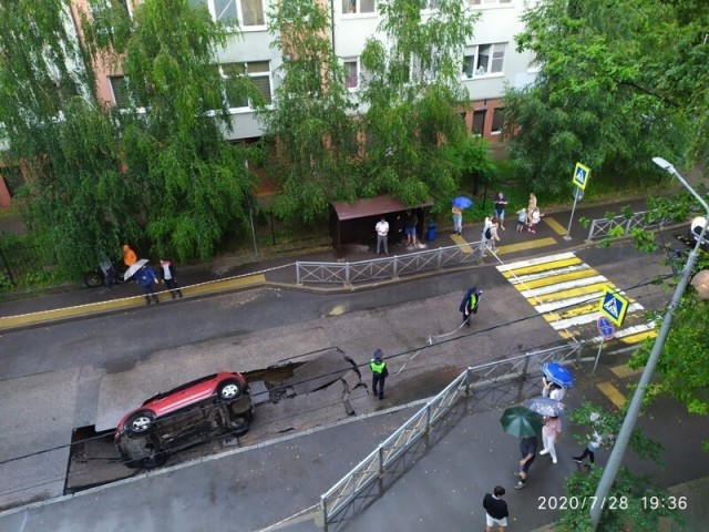 И земная пучина поглотила ея: в Калининграде авто внезапно ушло под землю