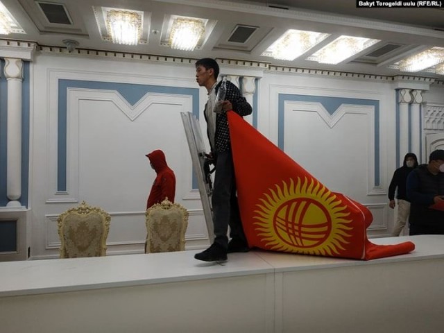 Митингующие в Бишкеке захватили здание парламента