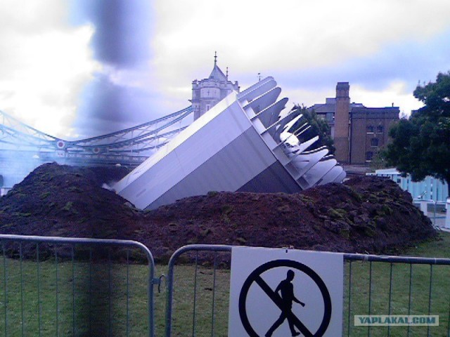 Непонятный обьект в парке Potters Fields