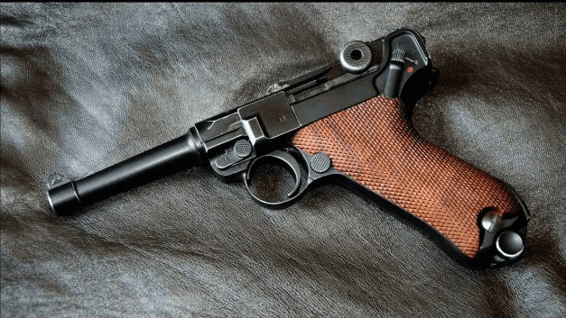 1975 год. Найдены погибшими офицер КГБ, бывший нацистский пособник и офицер контрразведки.