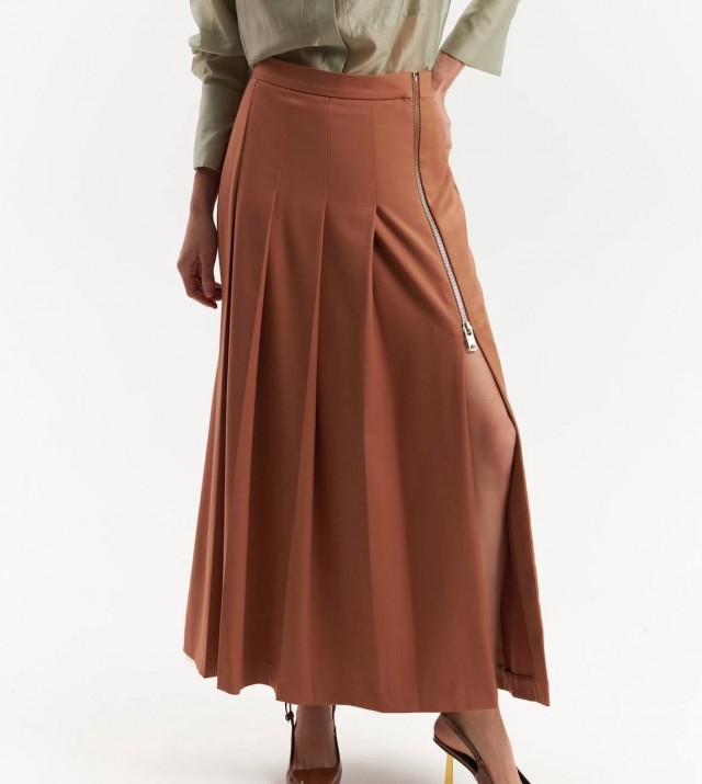 Отечественная дизайнерша выпустила юбку с разрезом по градации выпитого вина