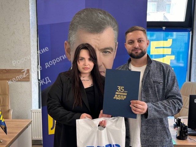 Работница железной дороги спасла девушку от попадания под поезд в Новосибирской области