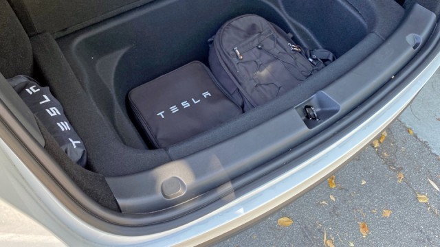 Трое погибли в загоревшемся электромобиле Tesla, спасатели не смогли открыть двери снаружи