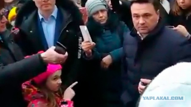 В России начали штрафовать за демонстрацию среднего пальца