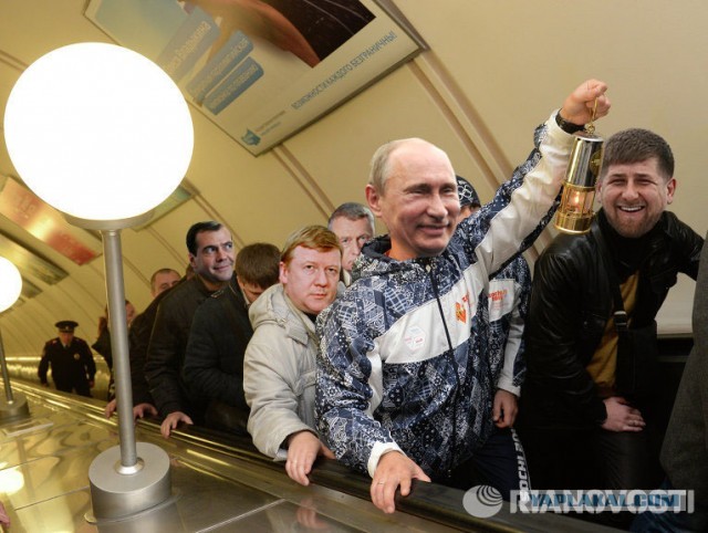 Олимпийский огонь спустился в метро (фото)