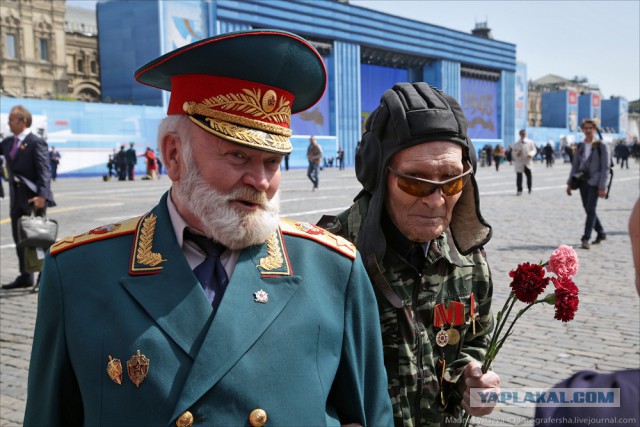 "ряженные" на трибунах Парада Победы