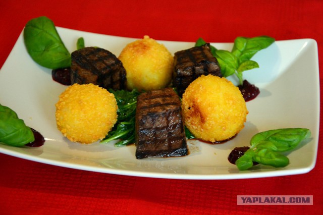 Мясо в кубе и картофельные шары