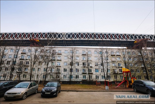 Как живут люди над головой которых возводят дорогу