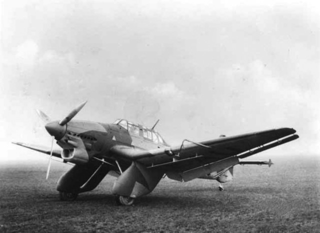 Редкий кадр! Гибель пикирующего бомбардировщика Ju-87