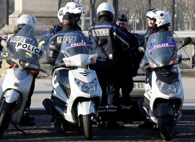 Четверо парижских полицейских изнасиловали задержанного дубинками