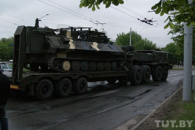 До парада не доехал