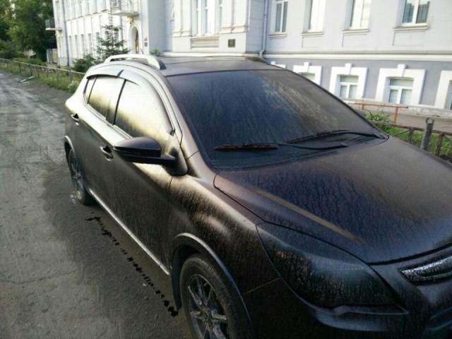В Омске дорожники залили горячим битумом десяток автомобилей