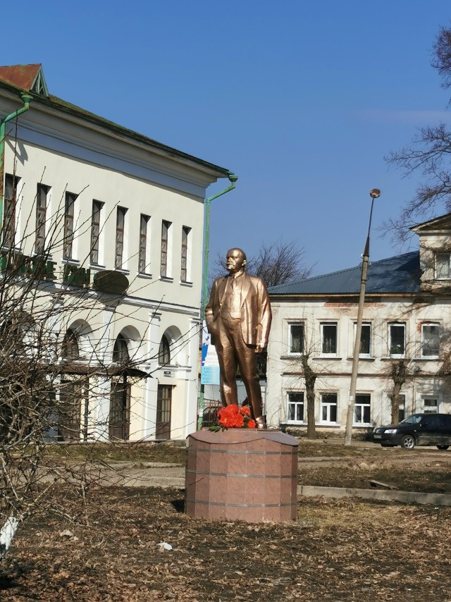 В Пензе решили «воздать должное вождю» и покрасили Ленина в золотой