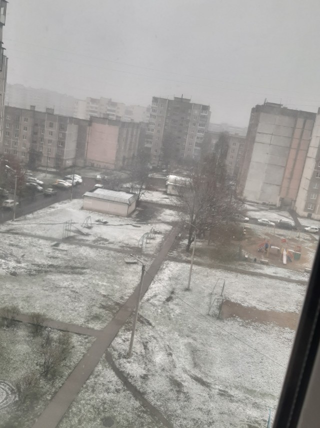 Все деревья а серебре, пляшут зайцы на горе, на реке сверкает лёд, наступает...