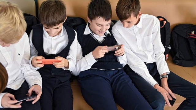 Запрет на использование телефонов в школах коснётся и перемен. Но нарушителей «никакого страшного наказания» не ждёт