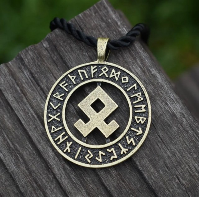 Москвича арестовали за кофту с рунами