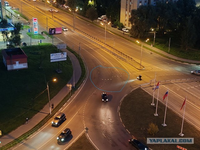 Стандартная ситуация на перекрестке с круговым движением