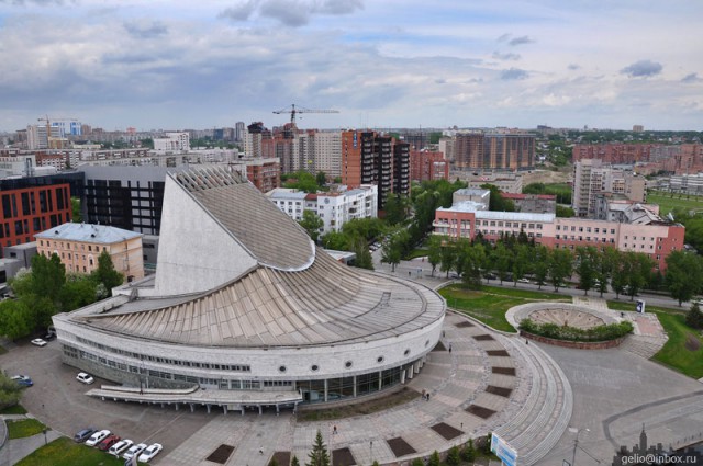 Ракеты, корабли, летающие тарелки, цветы и роботы:
