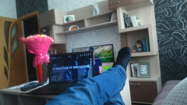 А давайте по фотке, кто как сейчас работает