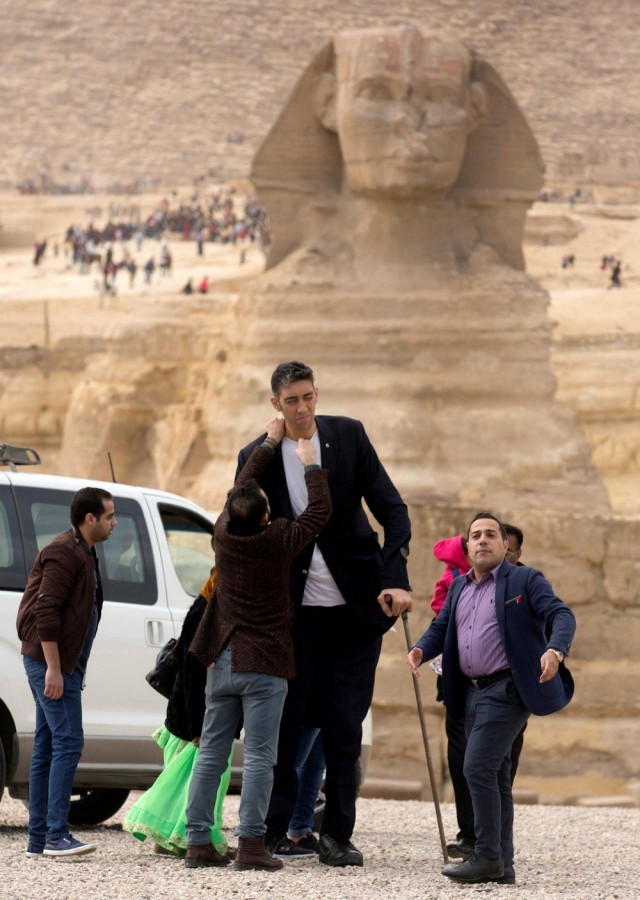 Самый высокий в мире мужчина и самая маленькая в мире женщина встретились у египетских пирамид