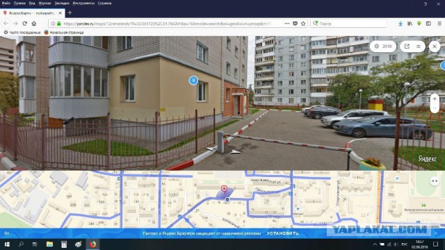 В Смоленске рухнул козырёк подъезда жилого дома... и какой-то невезучий как раз там припарковался. Карма?
