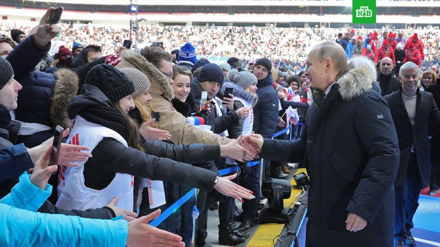 В центре Петербурга пару часов назад задержали мужчин с плакатом «Путин — гарантия завтрашнего дна»