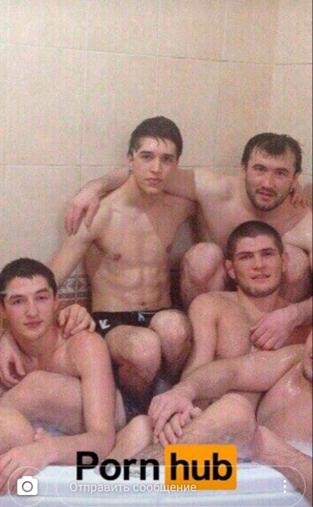 Фанатизм или лицемерие? Навальный показал фото Хабиба в ванной с мужчинами