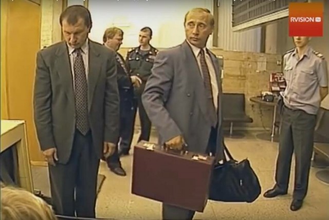Полк ФСО выгуливает национального лидера по пустынному  Кремлю