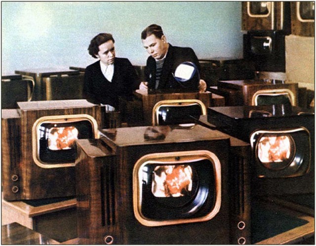 Первый советский цветной телевизор 1959 года, да еще и с плоским экраном