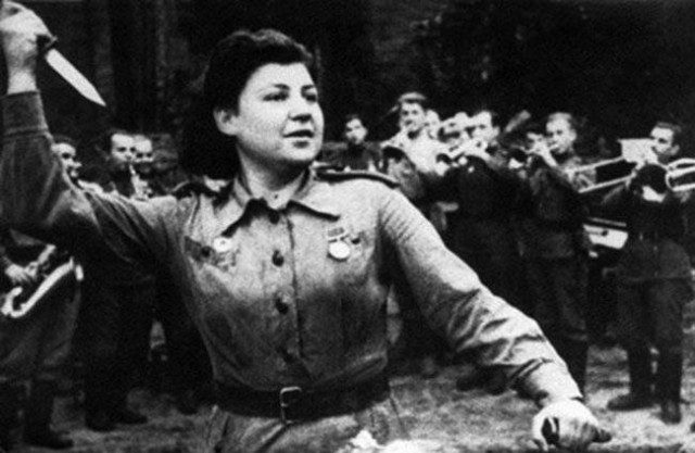 И чёрный нож вонзил в фашиста...