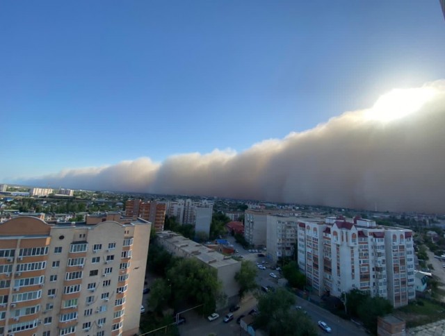 В Астрахани пыльная буря