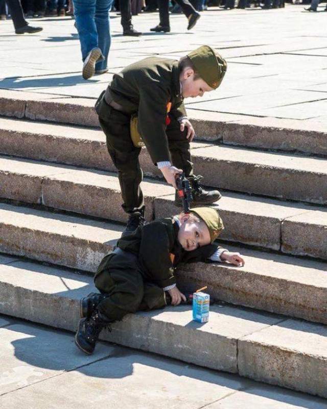 Зеленский ввёл санкции против экс-ведущей «Спокойной ночи, малыши» Ангелины Вовк после её слов о желании отправиться «на фронт» с Хрюшей и Степашкой.