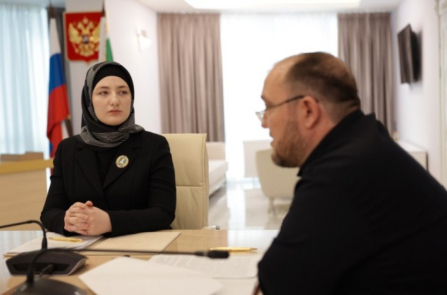 Третья дочь главы Чечни Кадырова награждена Рамзаном Кадыровым орденом Кадырова