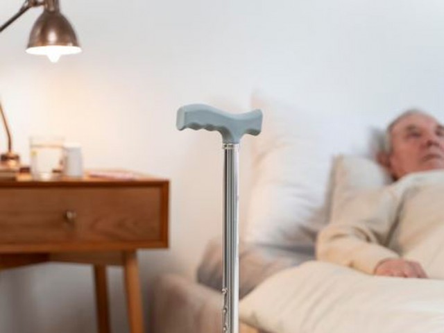 Умерший от коронавируса московский пенсионер пролежал на диване три года