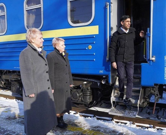 А с платформы говорят: "Это город Ленинград!"