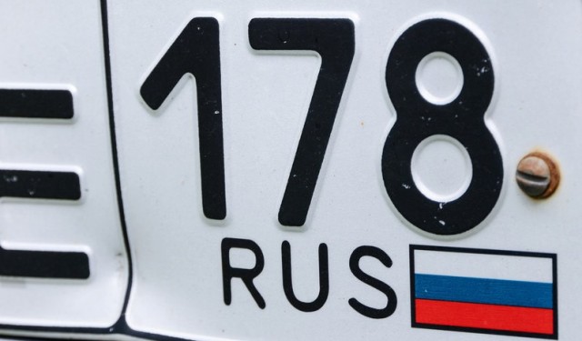 Водителей предложили на время лишать прав за отсутствие флага на регистрационном знаке автомобиля