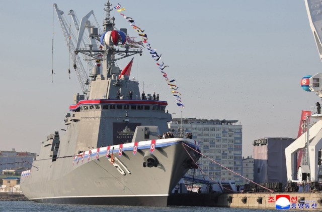 Ким Чен Ын принял участие в спуске на воду первого эсминца ВМС КНДР нового поколения