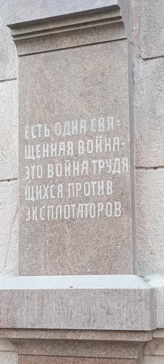 «Никто никуда не едет»: дорожные рабочие устроили забастовку на трассе под Челябинском