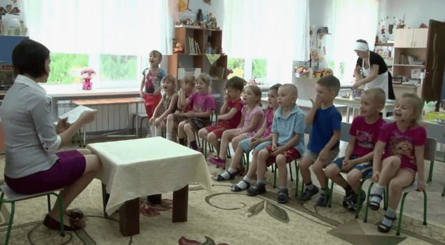 "Работаю на износ". 3 года работаю воспитателем в саду и я не понимаю, как можно прожить на эти деньги? Честно о своем опыте