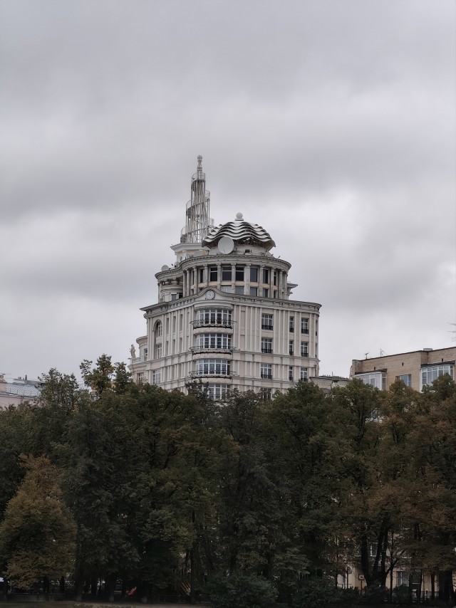 Шляюсь по Москве (мрачное утро).