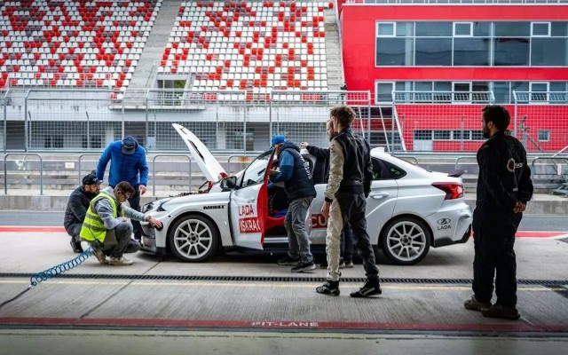 АвтоВАЗ показал гоночную Lada Iskra за 7 млн рублей