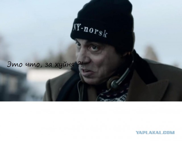 ААА! Что это там за его спиной маячит?