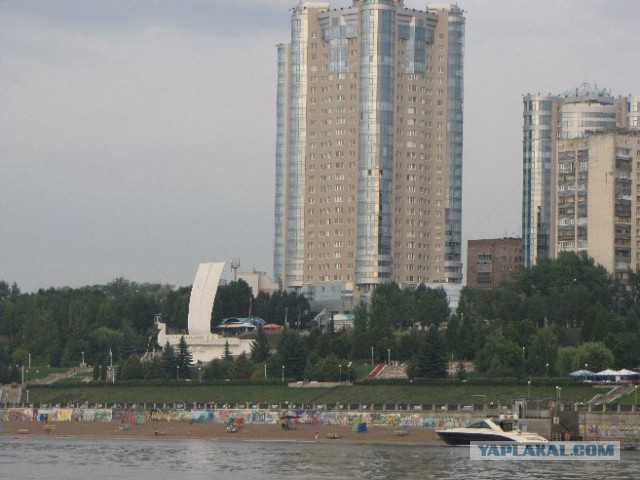 Из далека, долго, течет река Волга