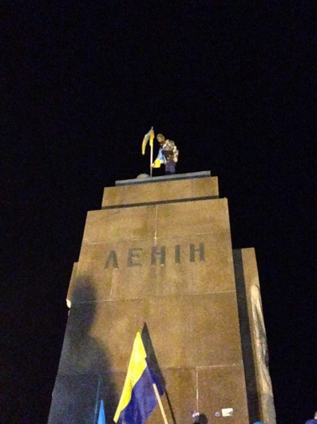 Опять украинцы к памятнику пристают