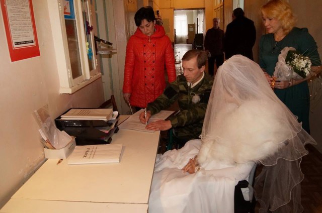 Жизнь продолжается. Свадьба в донецком хосписе.