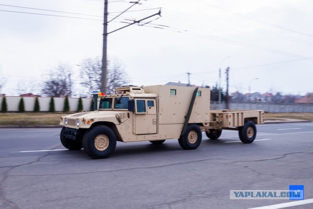 На центральной площади Кишинева появилась военная техника США